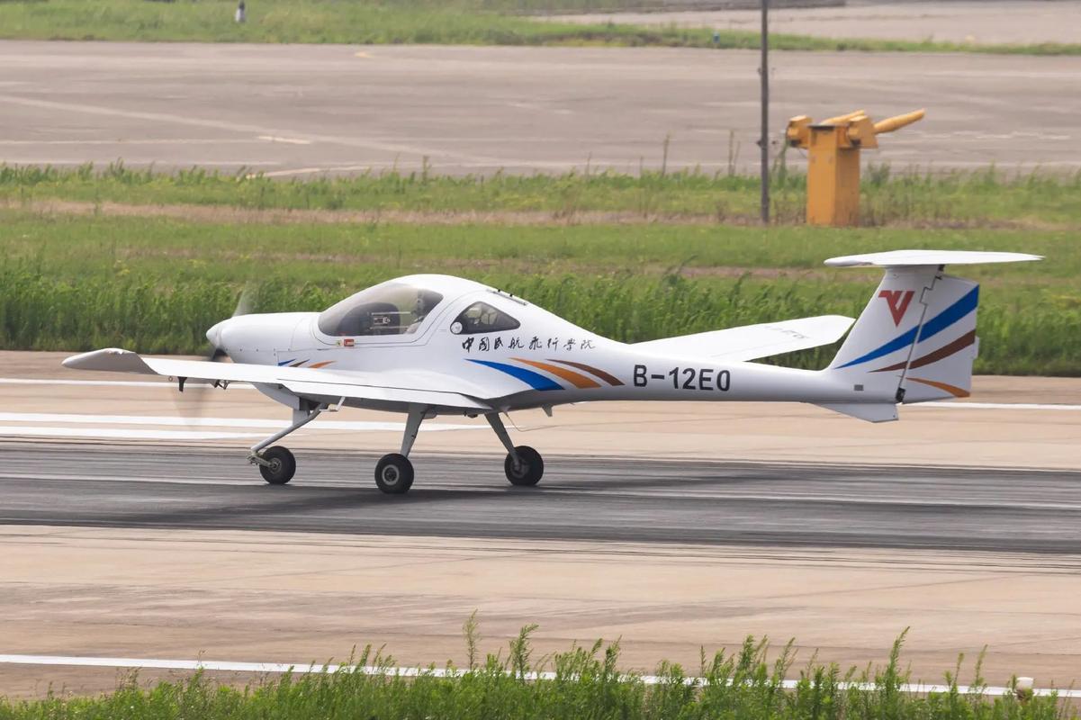 追飛機的天上人間，兩路口機場是夢的地名